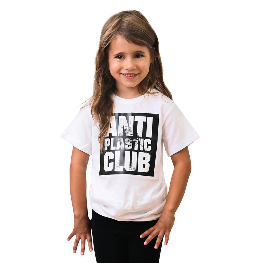 Anti Plastic Club t-shirt til børn og unge. Designet af Szhirley og Mads Hofmann.
