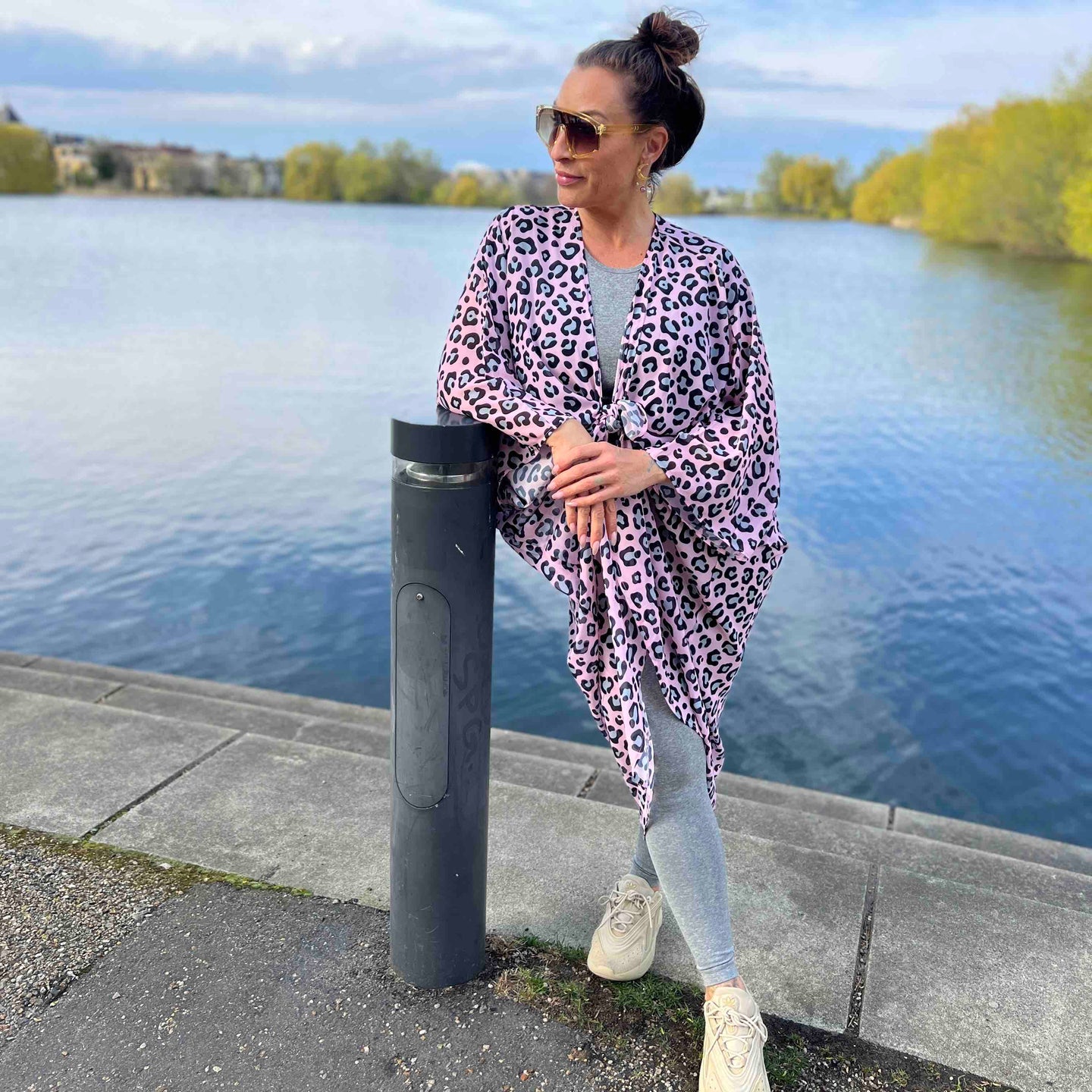Breeze - Pink kimono med leo mønster - One Size. Designet af Szhirley. Sommer strand leo kimono