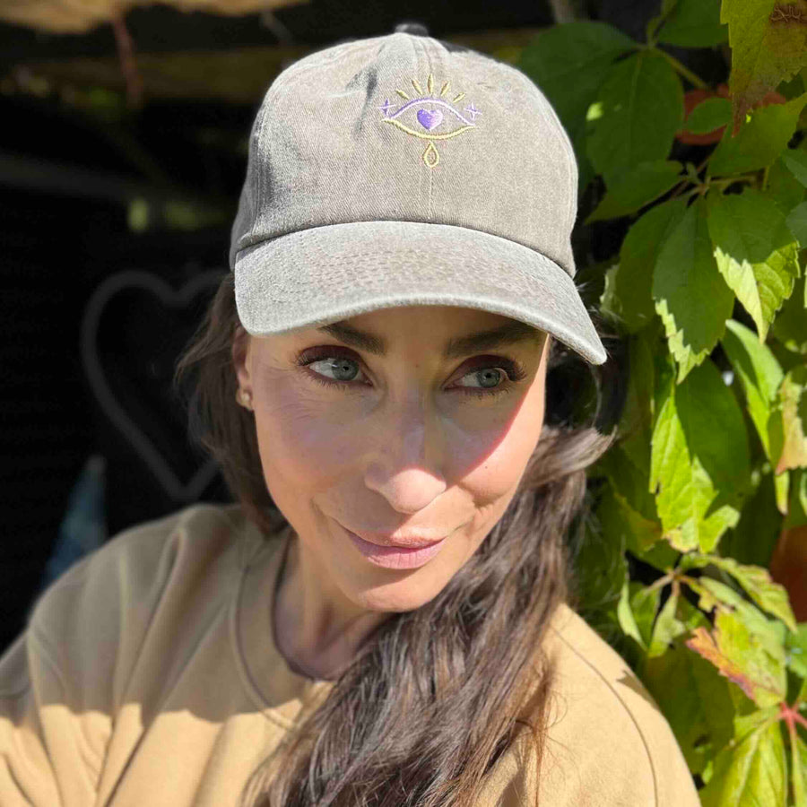 ThirdEye - Cap / Kasket  med øje - Grå brun. Dropps By Szhirley. Dansk design. One size fits all
