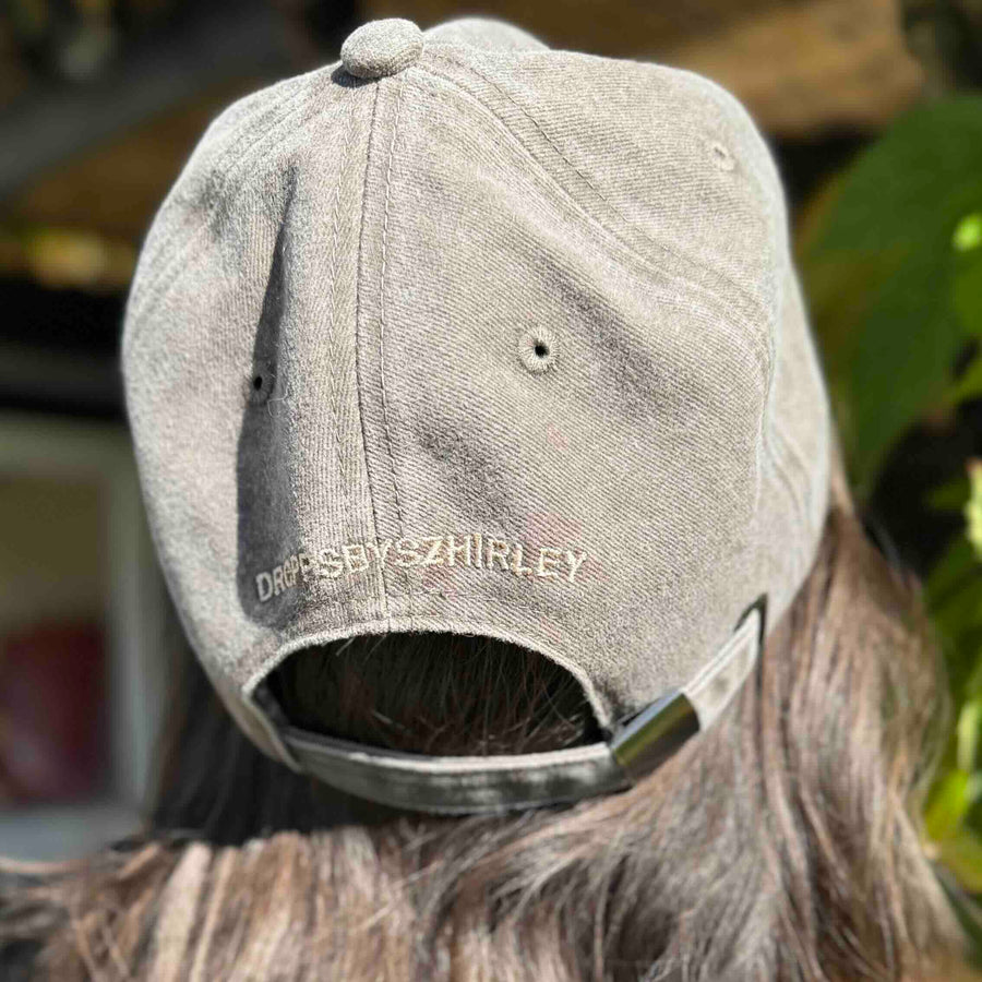 ThirdEye - Cap / Kasket  med øje - Grå brun. Dropps By Szhirley. Dansk design. One size fits all. Efterårs cap. Justerbar. Caps til efteråret