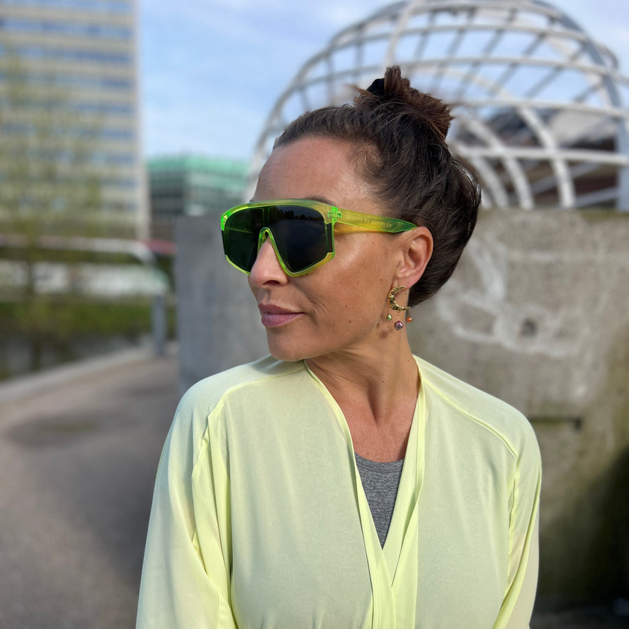 #Greenie - Solbriller i neon grøn med mørkegrønne brilleglaDesignet af Szhirley. Dansk design
