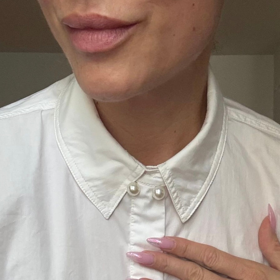 #PearlPin White - Tøjnål til bukser, kjoler mm. - Forgyldt med hvide perler. Håndplukket af Szhirley 