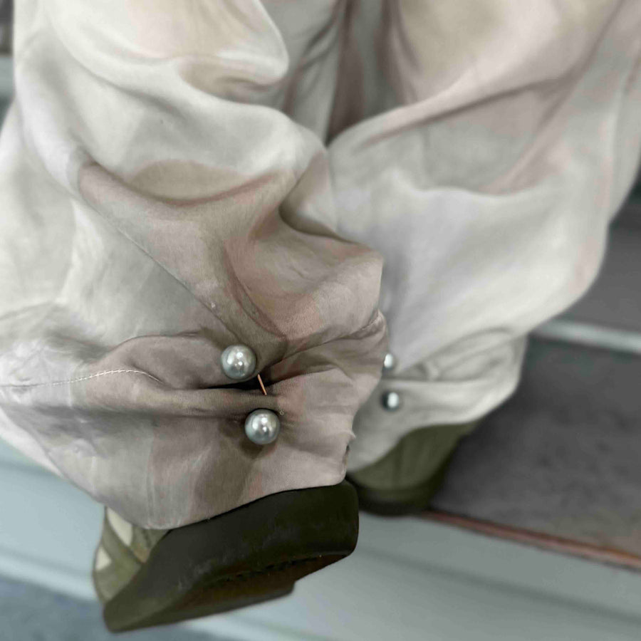 #PearlPin Grey - Tøjnål til bukser, kjoler mm. - Forgyldt med grå perler. Tøjnål til bukser, trøjer og skjorter. Dropps Szhirley 