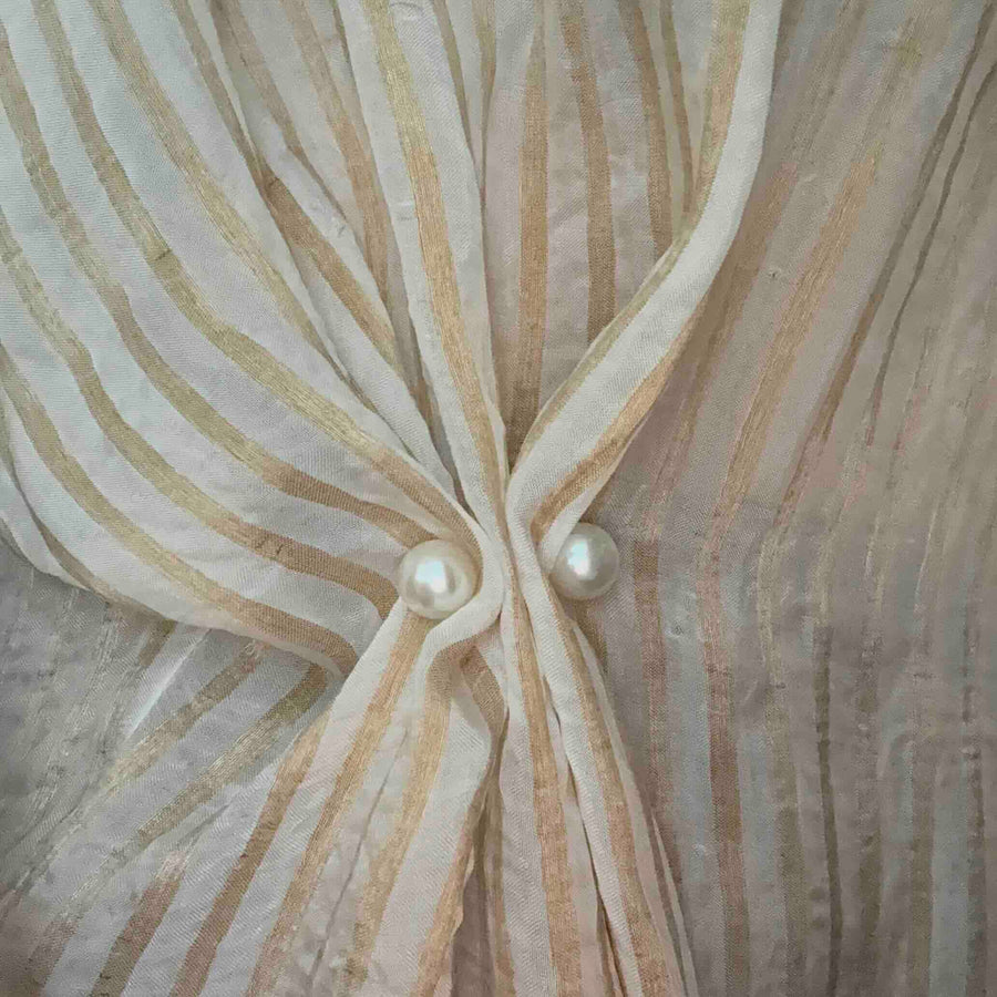 #PearlPin White - Tøjnål til bukser, kjoler mm. - Forgyldt med hvide perler. Tøjnål til bukser, trøjer og skjorter. Dropps Selected  - Håndplukket af Szhirley 