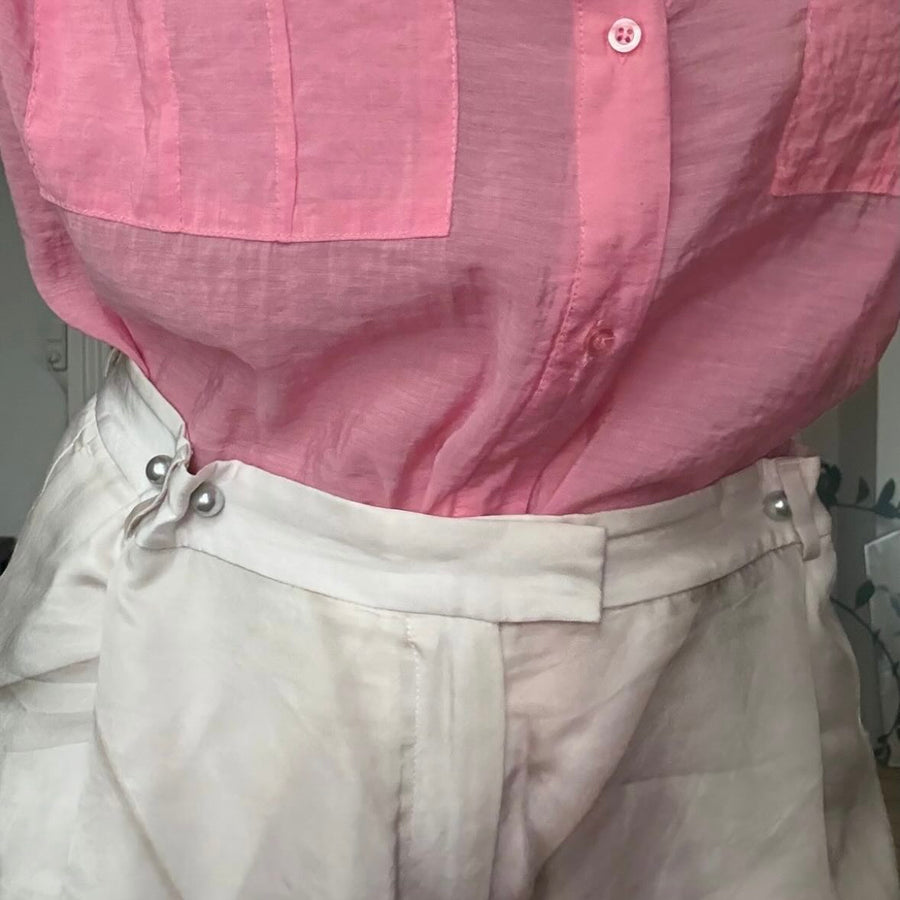 #PearlPin Grey - Tøjnål til bukser, kjoler mm. - Forgyldt med grå perler. Tøjnål til bukser, trøjer og skjorter. Dropps Selected - håndplukket af Szhirley 