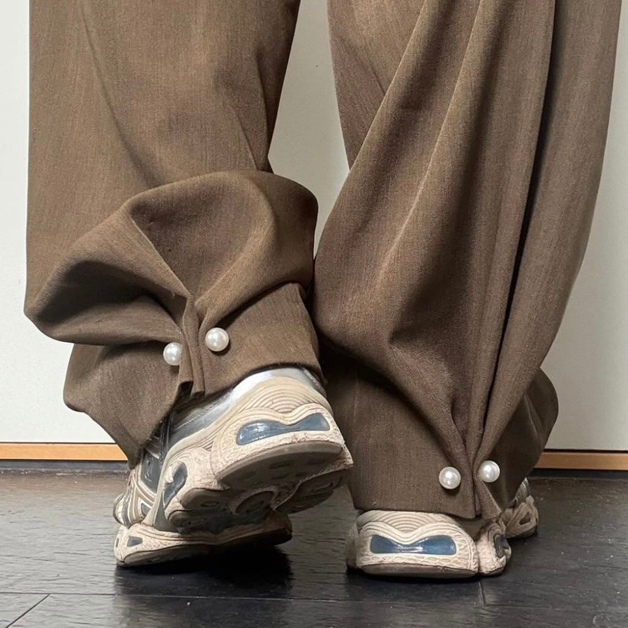 #PearlPin White - Tøjnål til bukser, kjoler mm. - Forgyldt med hvide perler. Tøjnål til bukser, trøjer og skjorter. Dropps Selected Szhirley  