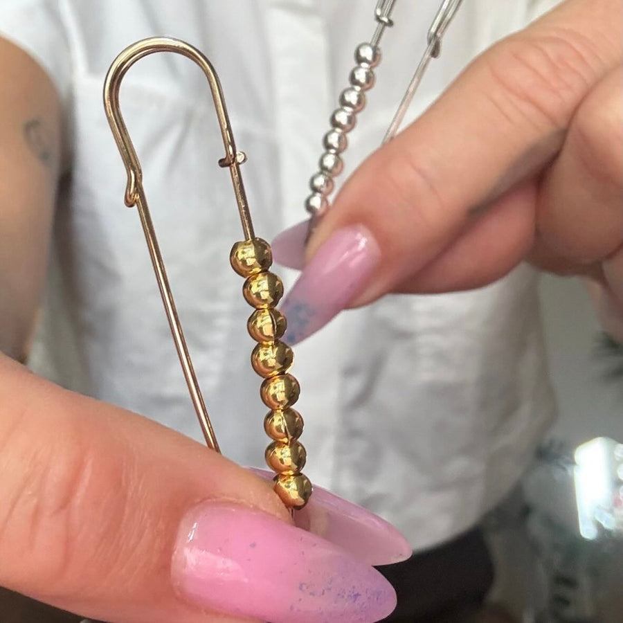 #PinPin Gold - Tøjnål til bukser, kjoler mm. - Forgyldt. Dropps Selected - Håndplukket af Szhirley. Smykke hack  
