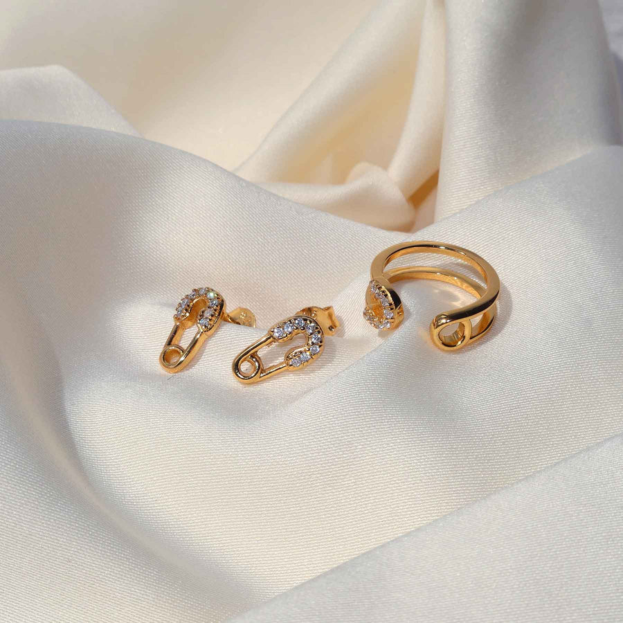 Safely Cuff / Ørering - 18 karat forgyldt Sterling sølv med klare zirkoner. Håndplukket af Szhirley. Sikkerhedsnål cuff. Dansk eksklusivt. Smykke i ædelmetal 