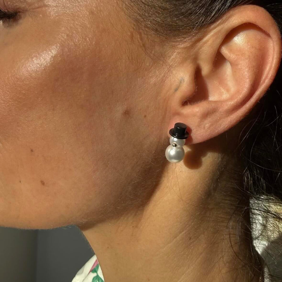 Øreringesæt Snemand - #Frosty - 18 Karat forgyldning og hvide perler. Dropps Szhirley. Snemand øreringe sæt designet af Szhirley. Julesmykke 2025