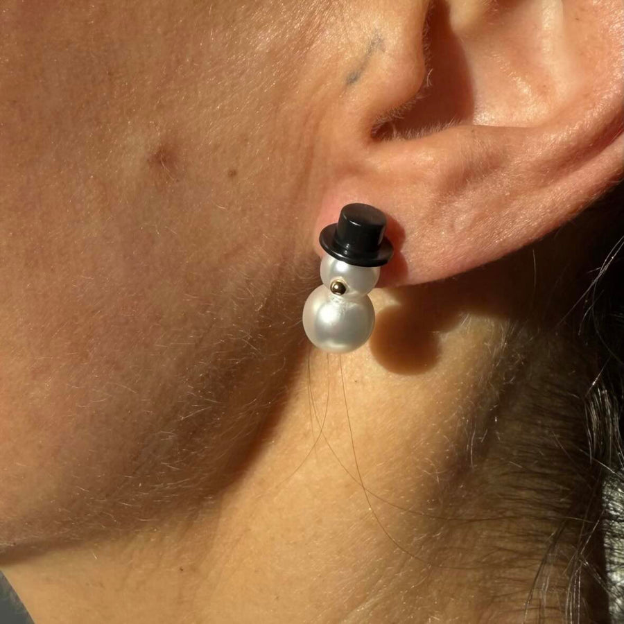 Øreringesæt Snemand - #Frosty - 18 Karat forgyldning og hvide perler. Dropps Szhirley. Snemand øreringe sæt designet af Szhirley. Julesmykke 2025. Julen 2025. Black Friday. Black month