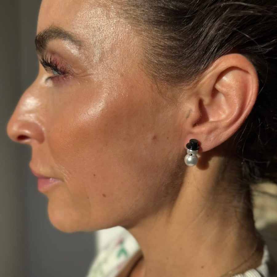 Øreringesæt Snemand - #Frosty - 18 Karat forgyldning og hvide perler. Dropps Szhirley. Designet af Szhirley 