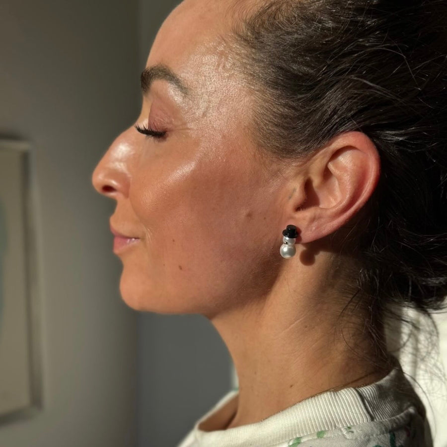 Øreringesæt Snemand - #Frosty - 18 Karat forgyldning og hvide perler. Dropps Szhirley. Snemand øreringe sæt designet af Szhirley. Julesmykke 2025. Julen 2025. Black Friday 