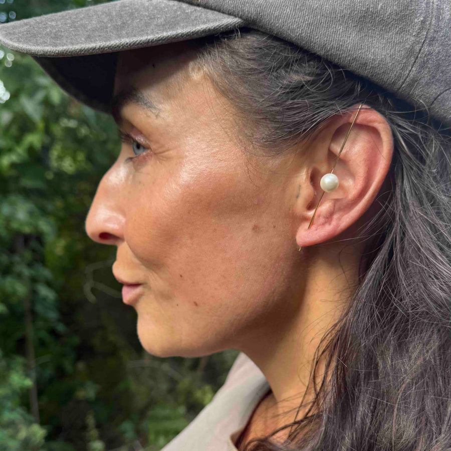 Ørering - #EarSpear Pearl - 18 karat forgyldt Sterling sølv og hvid perle. Dropps Selected Szhirley. Danske eksklusive smykker. Statement