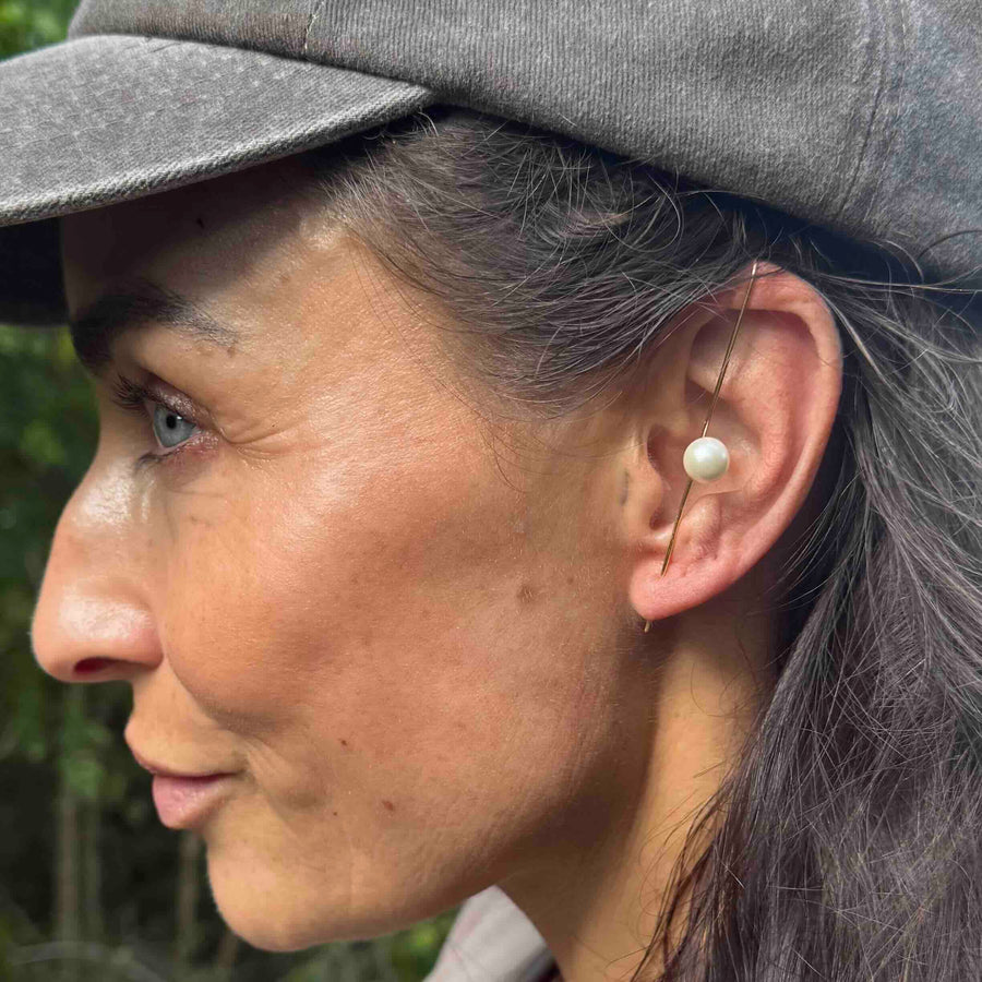Ørering - #EarSpear Pearl - 18 karat forgyldt Sterling sølv og hvid natur perle. Dropps Selected Szhirley. Danske eksklusive smykker. Statement. Model Szhirley