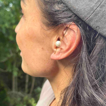 Ørering - #EarSpear Pearl - 18 karat forgyldt Sterling sølv og hvid perle. Dropps Selected Szhirley. Danske smykker