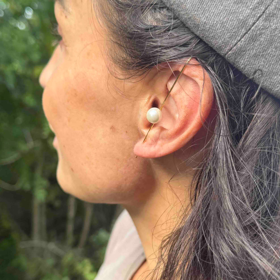 Ørering - #EarSpear Pearl - 18 karat forgyldt Sterling sølv og hvid perle. Dropps Selected Szhirley. Danske smykker