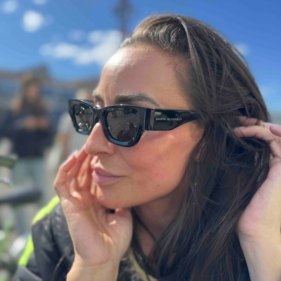 Solbriller - #Espresso - med sort stel og sorte brilleglas. Designet af Szhirley 