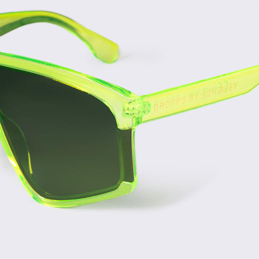 Greenie  - Solbriller i neon grøn med mørkegrønne brilleglas. Designet af Szhirley. Ekslusive designe solbriller 