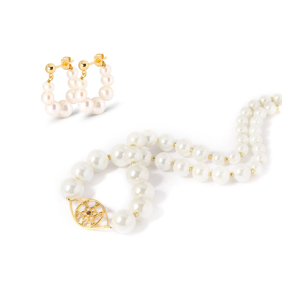 Gavesæt - #PearlStringEye - 18 karat forgyldning og hvide perler - halskæde og øreringesæt - SPAR 149 kr. !. Designet af Szhirley