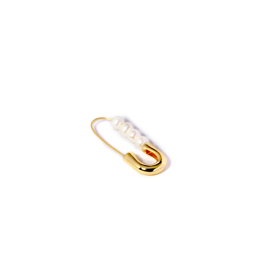 Safely XL - Sikkerhedsnål ørering med hvide perler - 18 karat forgyldt Sterling. Designet af Szhirley. Smykke i ædelmetal. Sikkerhedsnål