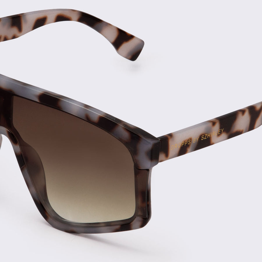 Milky - solbriller med leopardmønstret stel med røget / brune brilleglas. Dropps By Szhirley. Dansk design