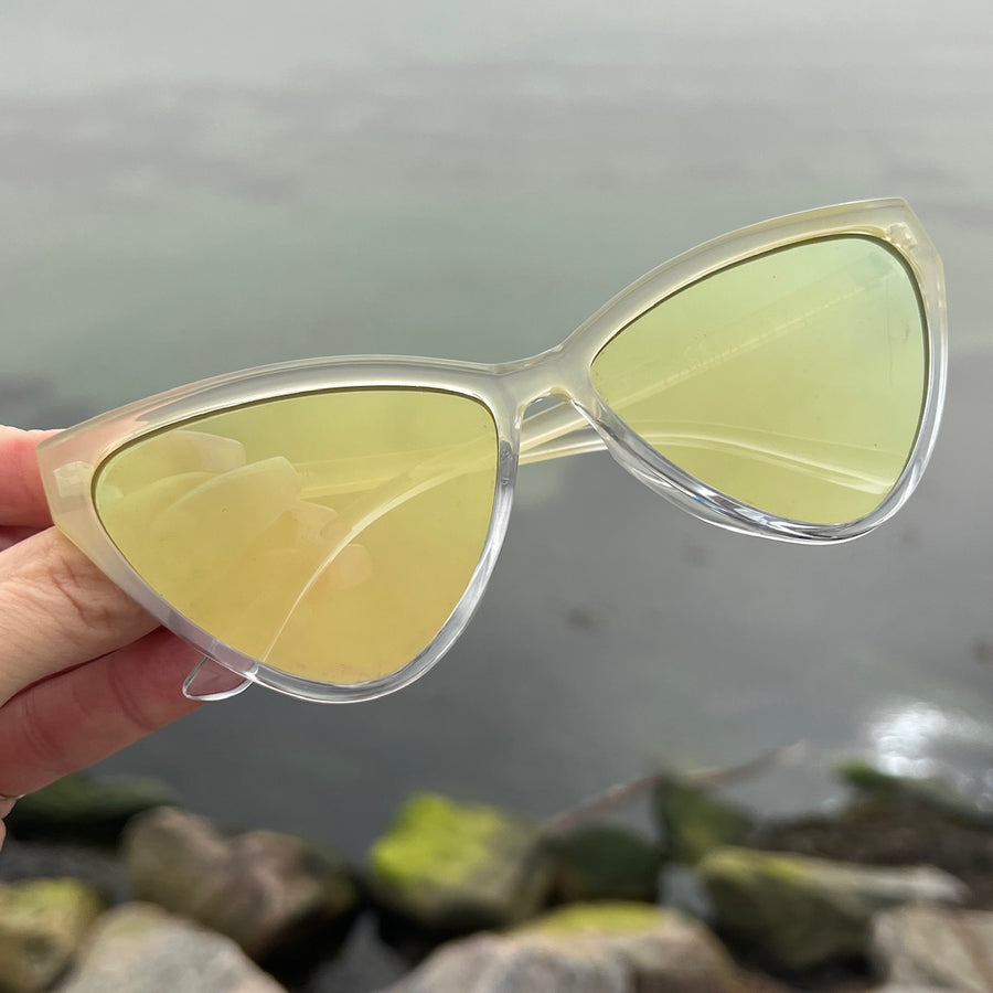 Whiskers cat eye - eksklusive solbriller gennemsigtigt / røgfarvet stel med grønligt spejleeffekt brilleglas. Szhirley solbriller. Dropps by Szhirley. Dansk design