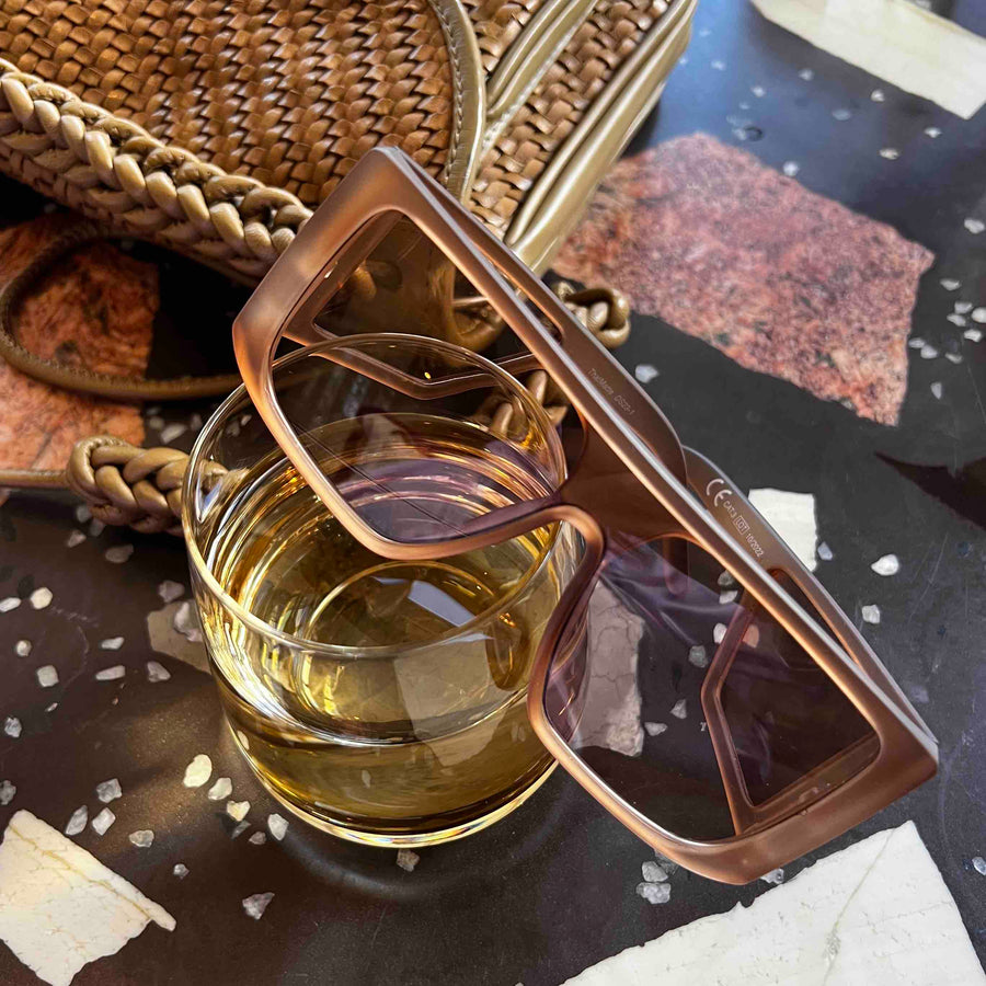 #ThatMatte - Solbriller karamel / honningfarvet stel med røget / brune brilleglas. Miljø. Copenhagen design