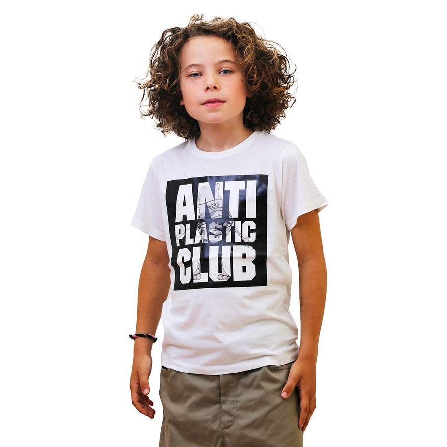 Anti Plastic Club t-shirt til børn og unge. Designet af Szhirley og Mads Hofmann.