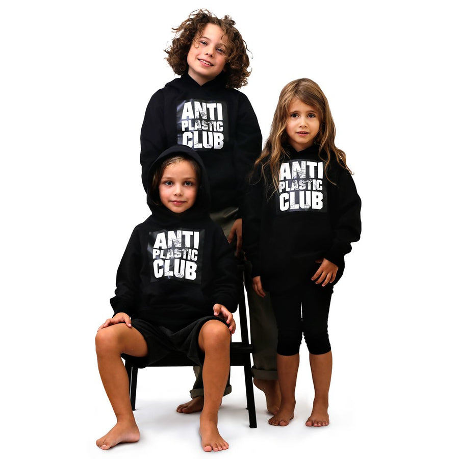 Anti Plastic Club hoodie / hættetrøje til børn og unge. Designet af Szhirley og Mads Hofmann.