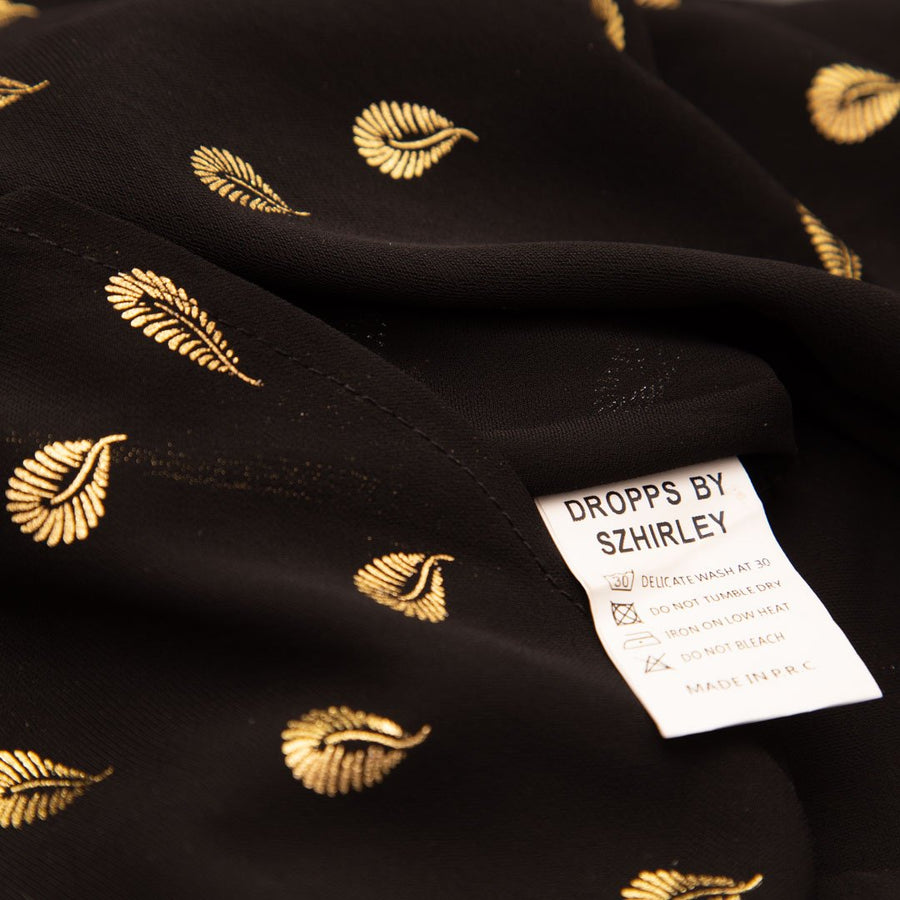 Breeze - Sort Kimono med fjerprint i guld - One Size. Dropps By Szhirley. Designet af Szhirley