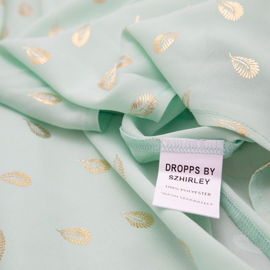 Breeze - grøn sommer Kimono med fjerprint i guld - One Size. Designet af Szhirley. Passer til bikini og alt slags tøj