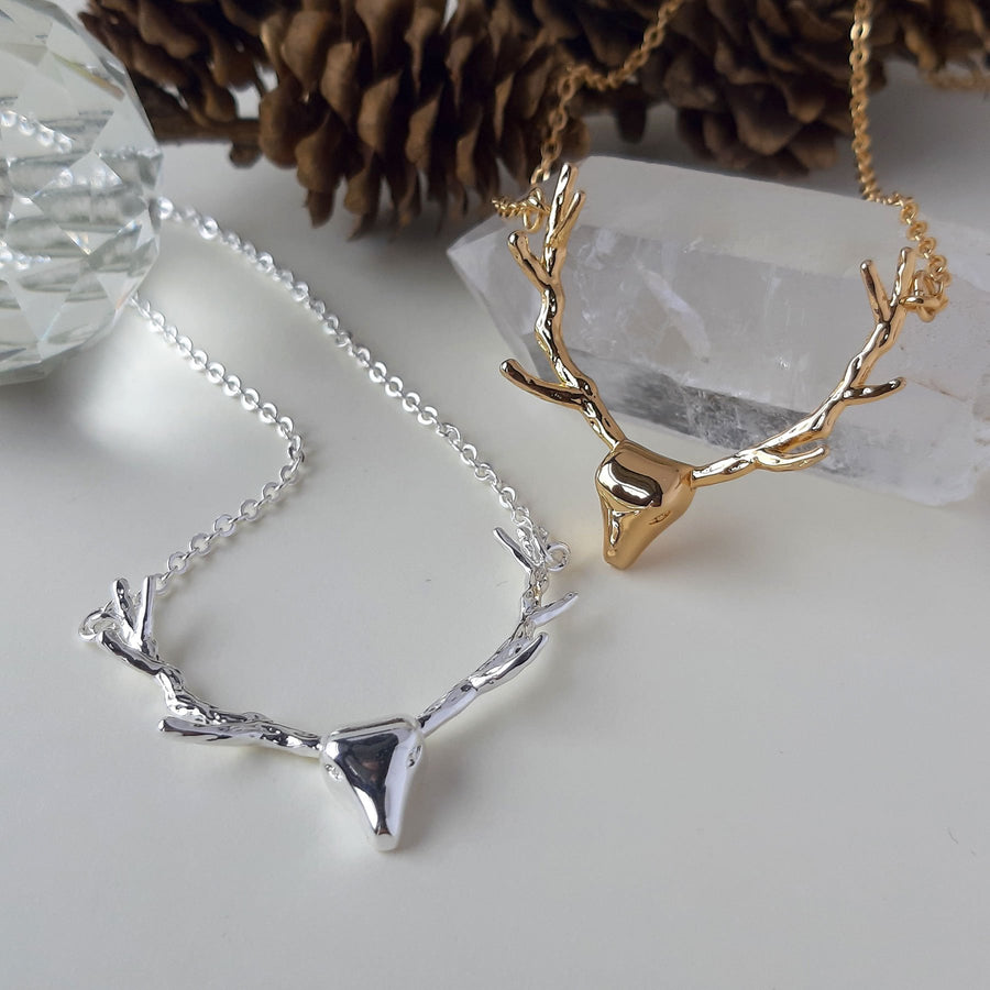 Den perfekte halskæde til juleaften Cute og stilet julehalskæde fra Szhirley Dearest halskæde - jule halskæde med gevir forsølvet. Dropps Selected smykker håndplukket og udvalgt af Szhirley