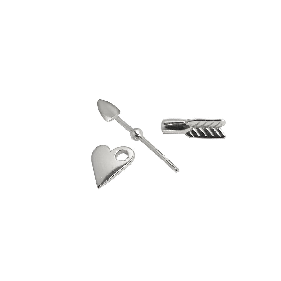 #LoveDropp ørering i Sterling Sølv formet som en pil og et hjerte vedhæng designet af Szhirley