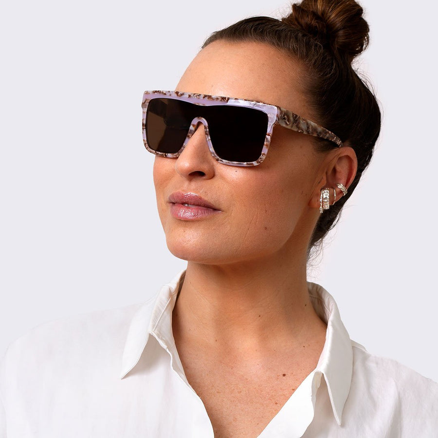 EyeCatcher super eksklusive solbriller designet af Szhirley i brun rosa med brune brilleglas