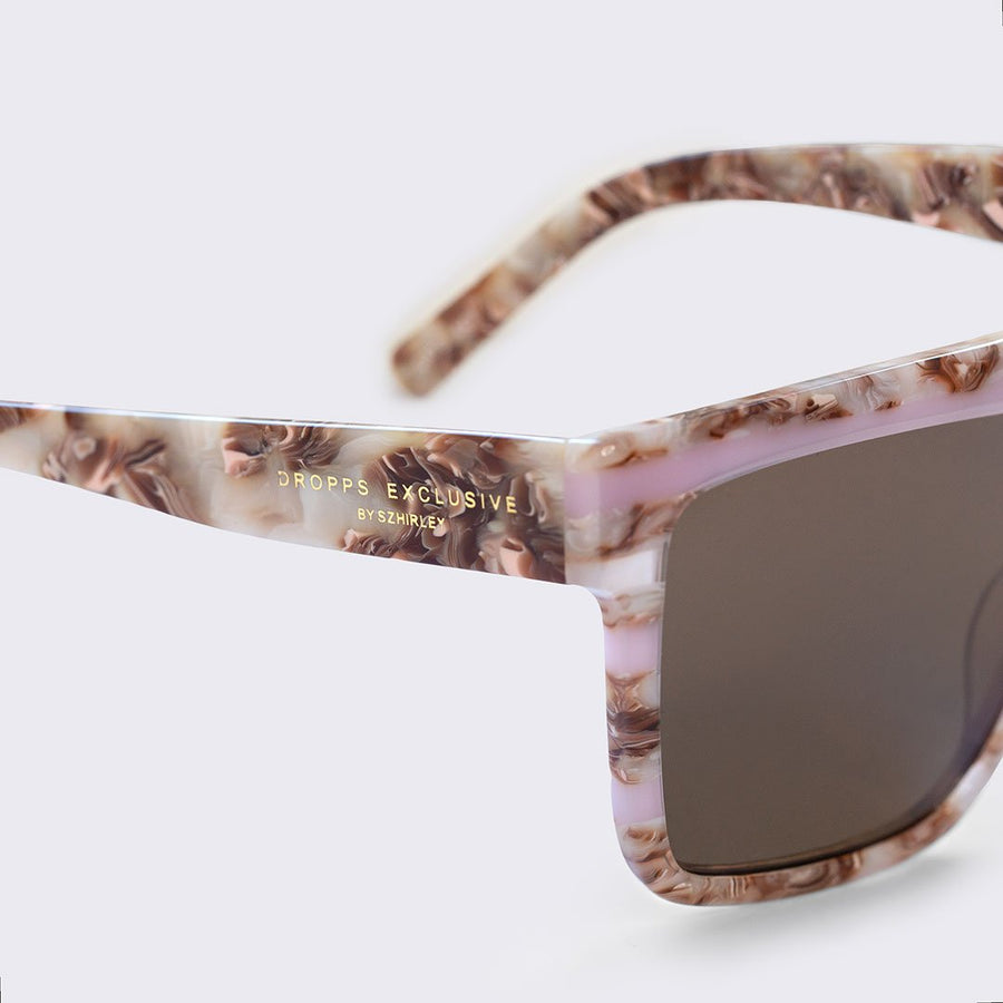 EyeCatcher eksklusive solbriller i brun rosa klippemønster med brune brilleglas. Designet af Szhirley