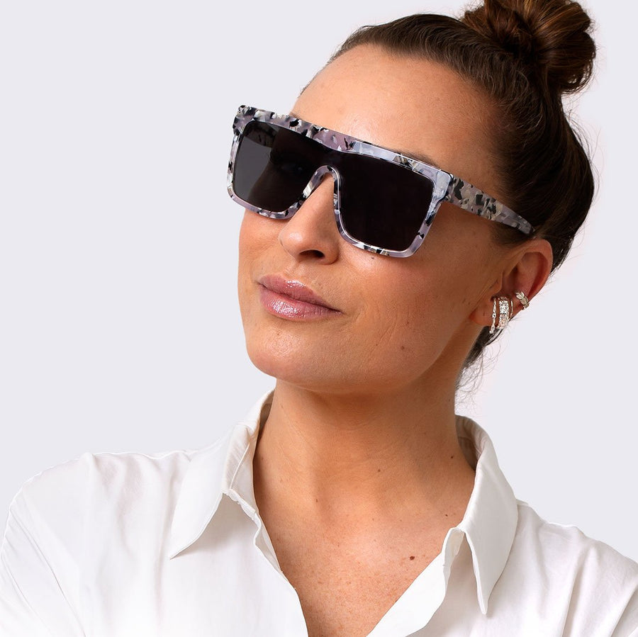 EyeCatcher SeaSand solbriller med skildpadde mønster i hvid sort gennemsigtig. Dropps Exclusive designet af Szhirley