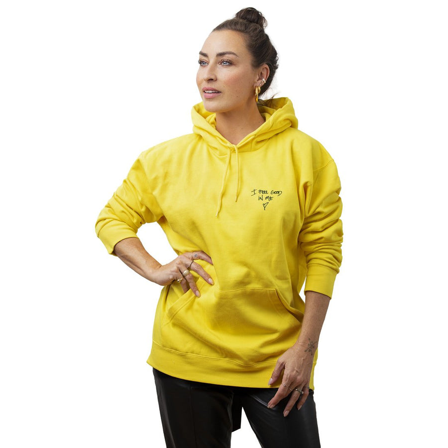 Super lækker #IFeelGoodInMe hoodie designet af Szhirley i gul med oliven skrift. Oversize. Dropps By Szhirley