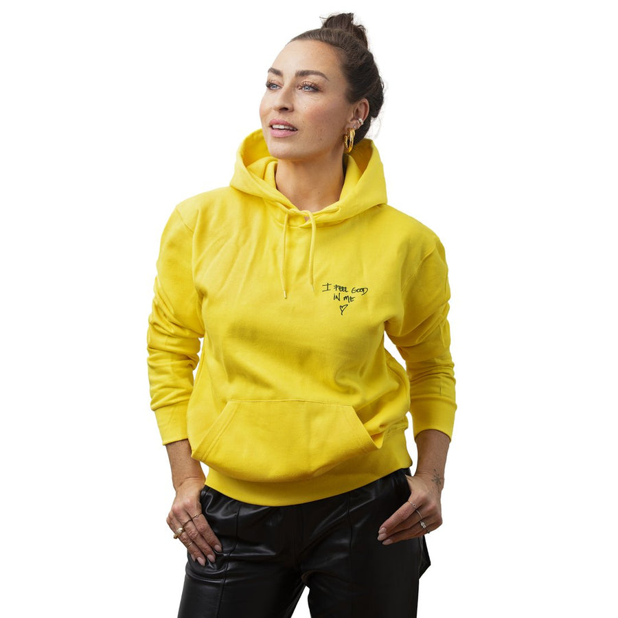 Lækker og varm #IFeelGoodInMe hoodie designet af Szhirley. Gul hættetrøje med oliven skrift. Normal fit. Dropps By Szhirley