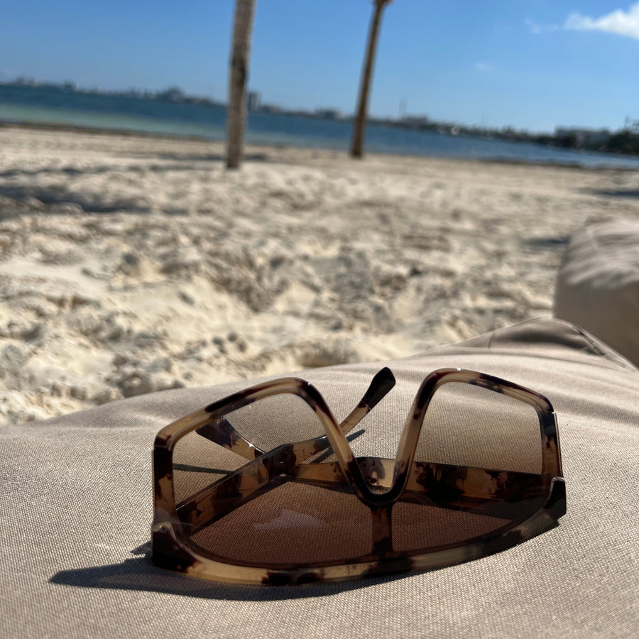Nutty - solbriller karamel / honningfarvet skildpaddemønstret stel med røget / brune brilleglas. Designet af Dropps By Szhirley