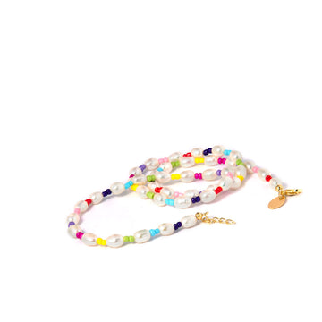 #PearlyBeads perle halskæde - Ferskvandsperler og farvede glasperler