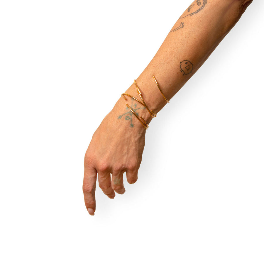 #SubtleFeather armbånd - FeatherEye armbånd med fjer - 18 Karat forgyldning. Dropps By Szhirley. Spirituelt smykke designet af Szhirley