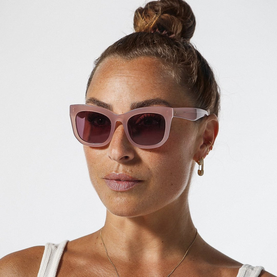 #EyeSpy - eksklusive solbriller i farven gammel rosa. Designet af Szhirley