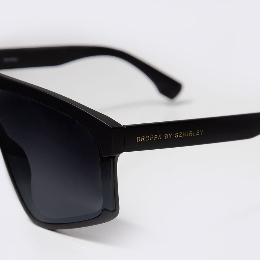 Super fede Smokey solbriller i mat sort stel og sorte brilleglas. Designet af Szhirley. Dropps By Szhirley