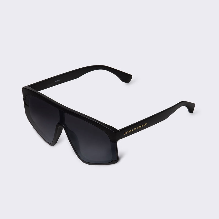 Super fede sommer solbriller designet af Szhirley i mat sort stel og sorte brilleglas. Dropps By Szhirley. Sommer 2021