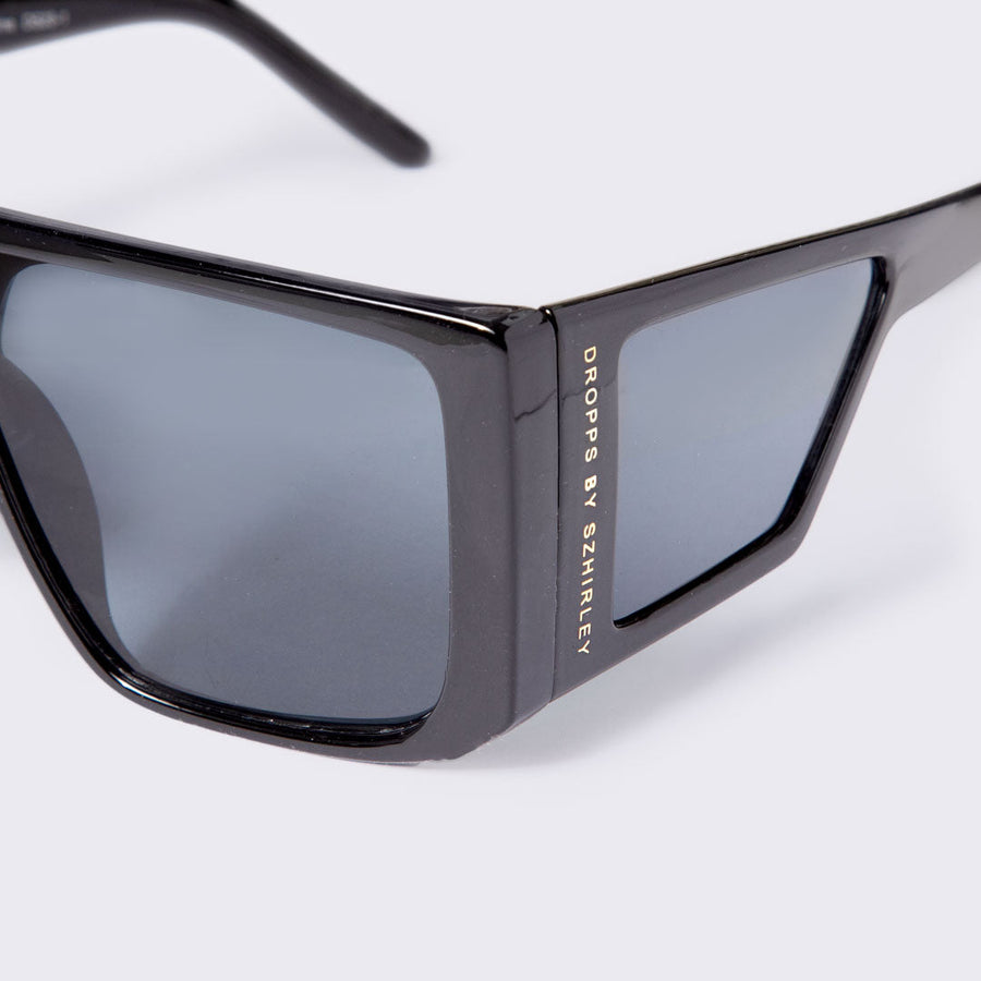 FineShine - solbriller med shiny sort stel og sorte brilleglas. Dropps By Szhirley. Dansk designet af Szhirley