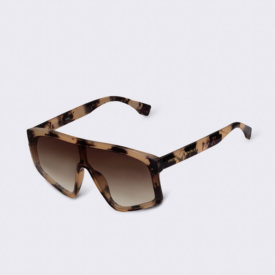 Nutty - solbriller karamel / honningfarvet skildpaddemønstret stel med røget / brune brilleglas. Designet af Dropps by Szhirley. Designer solbriller 2022