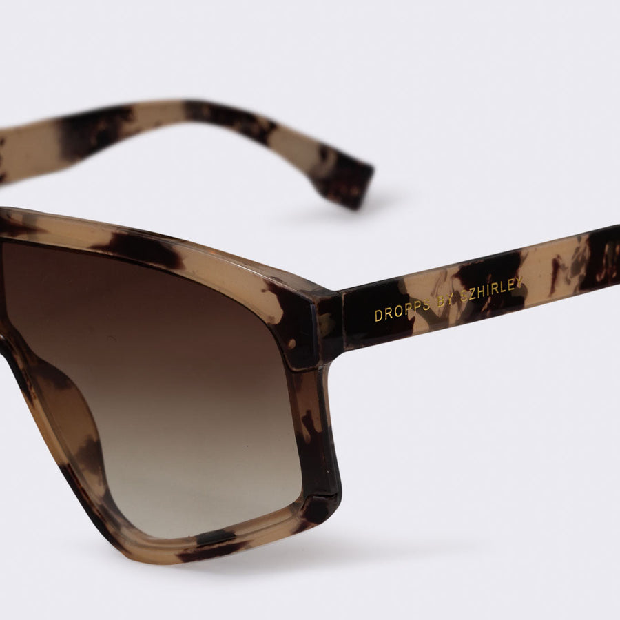 Nutty - solbriller karamel / honningfarvet skildpaddemønstret stel med røget / brune brilleglas. Designet af Dropps by Szhirley. Oversize designer solbriller 2022