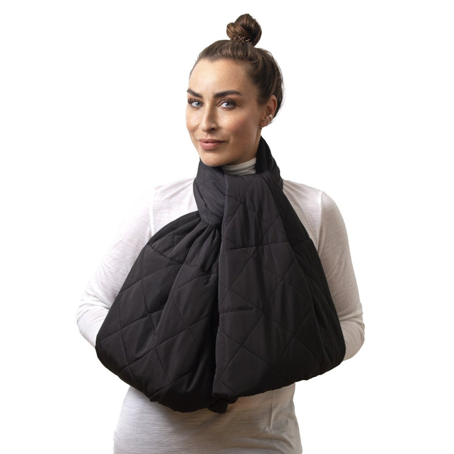 #WrapMeWarm - Dropps EXCLSV Sort oversize quiltet halstørklæde med lommer. Designet af Szhirley